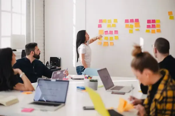 Detailní pohled na osobu pracující na komplexním diagramu na obrazovce